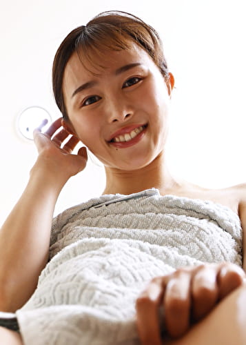 お従兄ちゃんお仕事お疲れさま！疲れたオチチン舐めてあげるね！オマコでも癒してあげる！夢のような即フェラ即ハメ中出し風呂！ 幾野まち