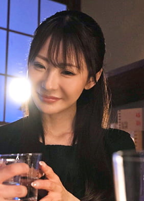【喪服キメセクNTR】亡くなった旦那の親友と葬式前夜に不謹慎なSEXでチ○ポ狂いの覚醒状態に･･･気づいたら大乱交になっていました。 小沢菜穂