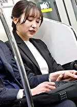 最終電車で見つけたぐっすりOLにマコから溢れるほどの精子を勝手中出し スレンダー美形OL 高山エミリ