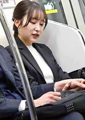 最終電車で見つけたぐっすりOLにマ〇コから溢れるほどの精子を勝手中出し スレンダー美形OL 高山エミリ