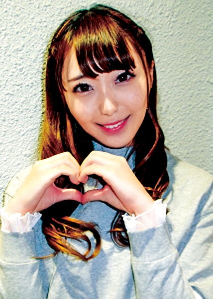 笑顔がステキなスレンダー美女。こう見えて年上男性がめっちゃ好きな甘えん坊女子大生！Y字開脚がスゴいことに！