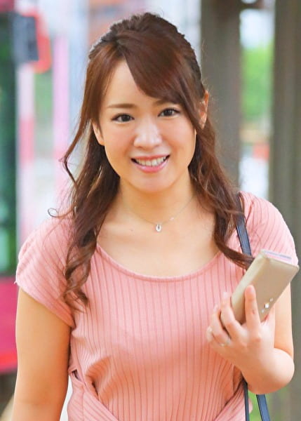 千奈美28歳FROM山梨 マキシワンピのエロスペック半端ないスケベ妻!騎乗位で腰を振りまくり男の乳首を舐めながら逝く!!