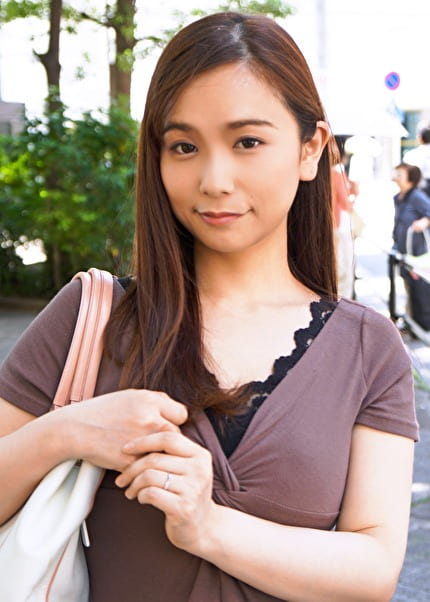 色白美肌の抱き心地がよさそうな床上手感がハンパない奥様の初体験はの時付き合っていた彼氏と！初めてでも痛くなった理由は新体操をしていたので処女膜は股割りで処理済み！