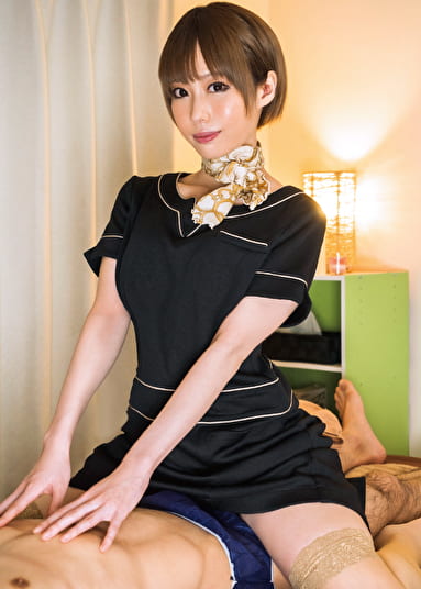 出張マッサージのお姉さんは出会いが無くて欲求不満！男の身体を触りながらウズウズしているのでそそり勃つチ○ポを見せつけたら嬉しそうに咥えて来ました！ 川菜美鈴