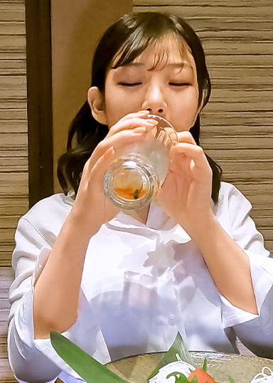 脱がせてみたら驚愕のド爆乳!親しみやすい笑顔の裏に・・・能ある女は乳隠すの如きOLえな【意識】