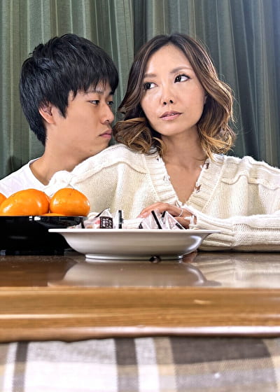 って親父の再婚相手にコタツの中で悪戯 寒さも忘れて手コキフェラ生中出し！！ 美継母3名