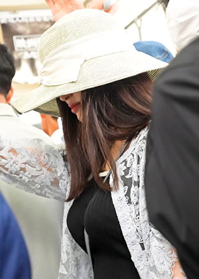 無抵抗で巨乳を震わせ感じまくる目隠れ女子中出し羞恥 ミステリアス帽子美女