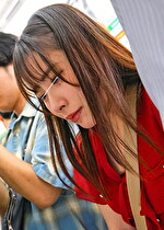 彼氏の横で粘着クリいじりされ声も出せず隠しエロ顔しまくる女 2｜電車・バス