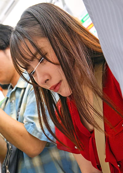 彼氏の横で粘着クリいじりされ声も出せず隠しエロ顔しまくる女 2