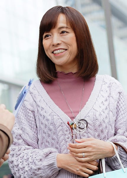 浮気相手がいるという性欲現役の55歳美魔女みかさん！！観たら絶対に損しないハイクオリティ素人熟女のSEX！！ナンパ師が後ろに回り込んで抱え込みM字開脚からのクリ電マ！感じまくって脚がパタパタ開きアナルがひくひくする卑猥映像！！