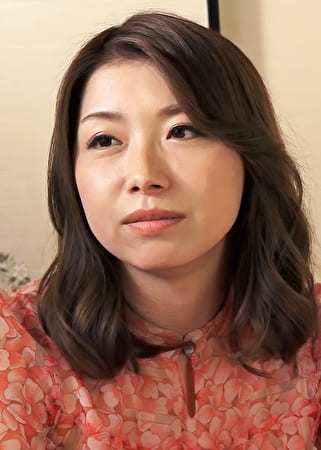 色気バツグンのスレンダー美乳女