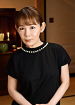 綺麗な美乳未亡人に中出し