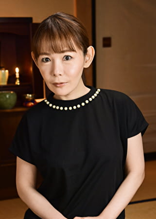 綺麗な美乳未亡人に中出し