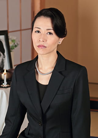 マン毛が剛毛で綺麗な五十路未亡人に中出し