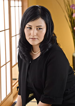 豊満未亡人に中出し