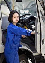 配送中NTR 既婚ベテランドライバーの配送に付いて回るうち車中でわれてしまった新婚人妻 MINAMO