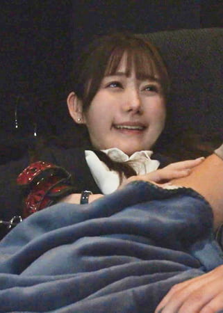 映画館のレイトショーでうたた寝する【飲み会終わりに立ち寄ったほろいOL】をしてブランケットの中のねっとり粘着手淫でサイレント失禁イキさせる