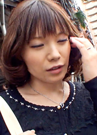 街ゆく奥様に高額謝礼を餌に声を掛け若いフル勃起チポを見せつける、エッチが久々の奥様は我慢の限界を突破！？ちょっと引な生挿入にも喘ぎ声が止まらない！！ M560G05