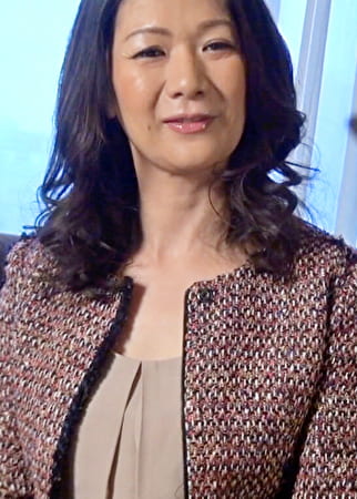 街行く清楚でセレブな奥様にランジェリーのアンケートとナンパ!推定Gカップ美乳にしゃぶりつく!?