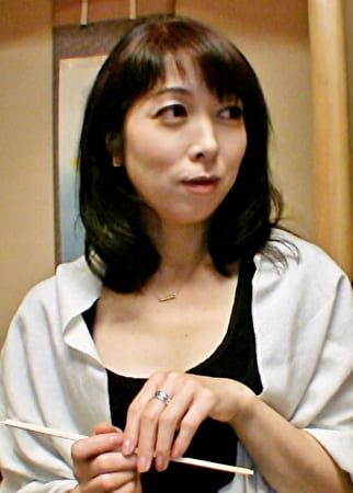 10年以上セックスレスの品の良い奥様、エッチを求められない自分にさよならする為AVデビュー！？自分の息子くらいのAV男優のカチコチチポに壊れて行く六十路奥様