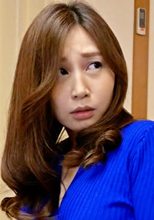 お母さんの元彼なんか見たくない!母への愛を口にする息子は激しくキスを貪り、戸惑いながらも息子の愛を受け入れていき、貪るように舐め合い、抱き合い母と息子の背徳行為はエスカレートし中出し交尾となる!