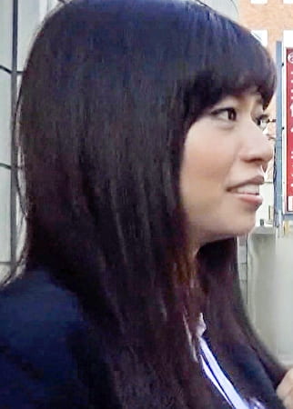 真面目そうな奥さんもみんなやる事やってスケベなんです。ほんとは大好きなチポ2本をパクリとしちゃうドスケベオンナ！