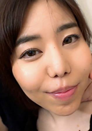 軽そうな若妻さんをナンパして好き放題やりまくる！！ってその気になった奥様は積極的！カメラの前で興奮しながら股を広げる！