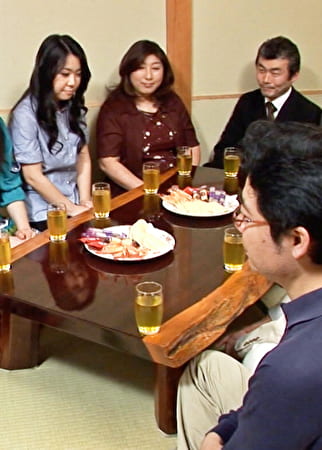 離婚歴のある熟年男女10人の赤裸々な老後のパートナー選び！AVメーカー主のお見合いパーティーでカラダの相性抜群なパートナー探し！カメラの前で激しく交わる男女！
