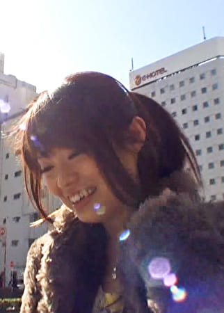 既婚の奥様向けの雑誌のインタビューで着いてきた若妻さん！謝礼を餌にエッチなイタズラを･･･パンティを脱がすと綺麗なパイパンマコ！奥までしゃぶる淫乱奥様！