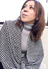 スレンダー美人の若妻さんに下着を見せてください！謝礼金に目が眩んだ若妻さんは乳首を弄られパイパンマコを広げて2本のチポを咥えこむ！