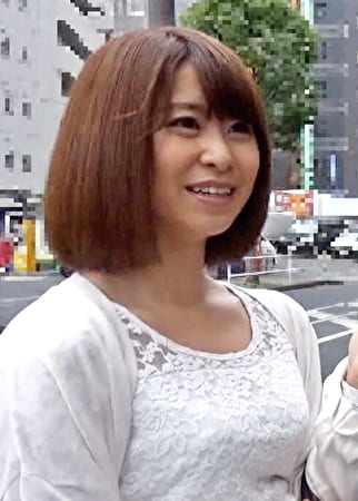 インタビューに応えてくれると色んな特典がありますよ～甘い言葉についてくる服の上からでもわかる巨乳奥さんは引にオッパイを揉まれ感じ無抵抗で股間を濡らす！