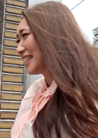 待ち合わせ中の警戒心ありありの奥さんを謝礼金とノリで車にみ電マで堕とす！若妻さんは、嫌です嫌です、と言いながらHカップ乳を揉まれ股を開いちゃう！