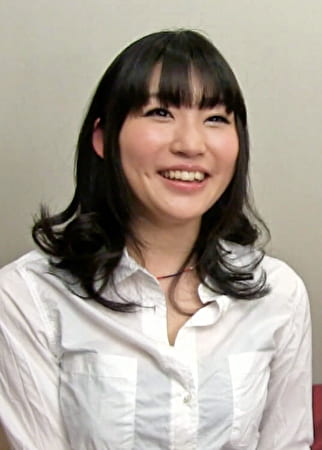 居屋でナンパした美少女店員をサークルに参加したら謝礼金もあるよ！と誘い込む。女性もいたので安心して参加すると･･･男性と二人きりでなんだかんだとノリノリSEX！