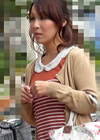 取材のインタビューに協力して欲しいとホテルにまれた美人熟女さん。結婚15年くらいで最近はセックスレスと･･･旦那以外の男性と不倫はどうですか！？