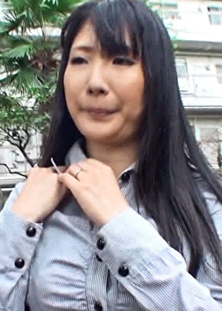 女性目線の商品開発をする番組のアンケートと騙して大人のおもちゃでイタズラしたら・・・気持ち良くなって自分でオナニーイキ!そのまま部屋に連れ込み二人がかりで乱交SEX!