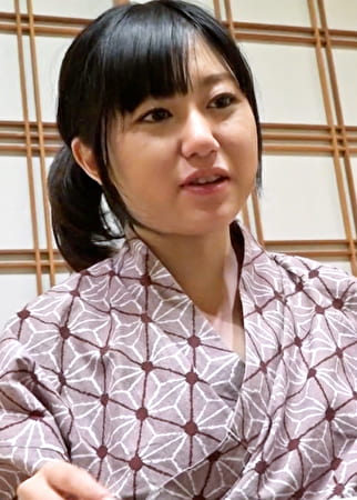奥さま読モの温泉撮影旅行の夕食でをませてエロいゲームで盛り上がりそのまま乱交SEXにイキまくる！