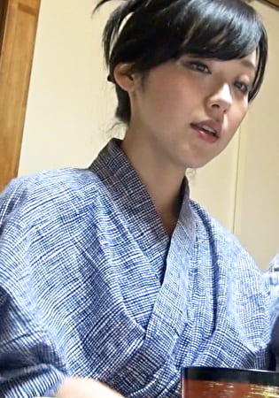 奥さん読モの温泉撮影旅行の夕食でをませて男優と二人きり･･･黒髪清楚系奥様もいと温泉旅館の非日常感に性欲が爆発！