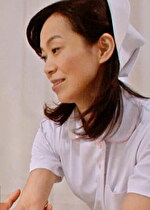 【素人・熟女】官能小説家が入院中に看護師に自分の作品を朗読してもらったら･･･！朗読中感じて来た二人はチポを握らせ･･･