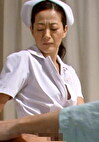 入院中に看護師にれないと我が儘言ってチポを触らせてみると･･･熟女看護師は欲求不満で抑えきれない性欲に堕ちて行く！