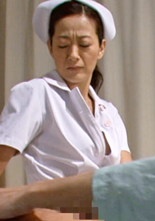 入院中に看護師にれないと我が儘言ってチポを触らせてみると･･･熟女看護師は欲求不満で抑えきれない性欲に堕ちて行く！