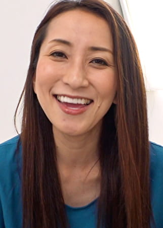 美しすぎる還暦熟女！？旦那とは4年くらいセックスレスで快楽を求めてAV出演！還暦超えとは思えないスレンダーボディに大量潮吹きSEX！