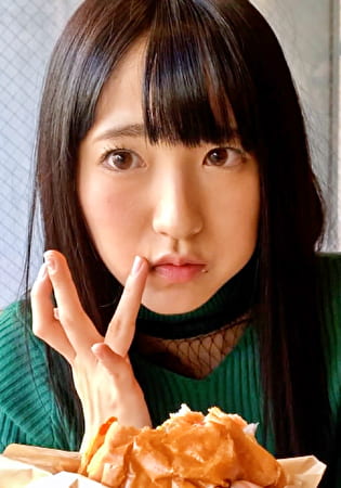 屈託のない笑顔で激辛バーガーを食べる身長150cm未満の性欲旺盛！？美少女をモデルテイで、とりあえずホテルイン！ハメ撮りSEXに昇天イキ！
