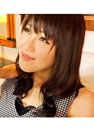 笑顔が素敵なごく普通の美熟女が戸惑いながらも他人棒に溺れ本能丸出しでイキまくる豹変SEX!