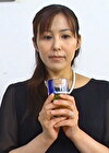 夫の会社の元部下と遺影の前で理り抱かれてイキまくる寝取られ未亡人の悲しき性･･･！
