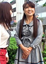 【素人】女同士なら安心！？レディコミの取材と称して個室に誘っておマコを見せて触らせると･･･！
