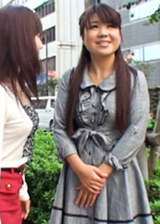女同士なら安心！？レディコミの取材と称して個室に誘っておマコを見せて触らせると･･･！
