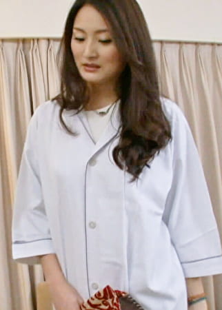 下着メーカーのモニターモデルを依頼された人妻。ホテルに誘い込みなし崩し的にボディタッチのセクハラ行為に欲情する高身長欲求不満奥様の痙攣絶頂SEX！