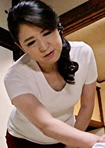 【素人・熟女】夫が寝入ってしまい欲求不満解消に台所で茄子でオナニーをするお母さんは満たされない性欲を息子へ･･･