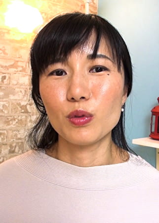 地味で真面目そうな天然系五十路熟女のAV初撮り映像！旦那の他に彼氏がふたりいる淫乱熟女が激しいSEXを求めて本能丸出しSEX！