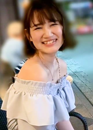 清楚感あふれる人懐っこい笑顔の美○女と個撮テイでラブホにインしてハメ撮りSEX！
